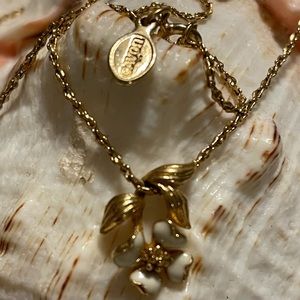 Vintage Avon White flower necklace.